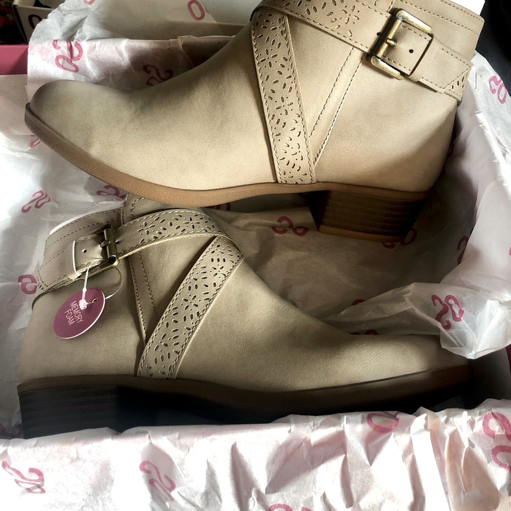 Girls Boots BRAND NEW in box / Size 5